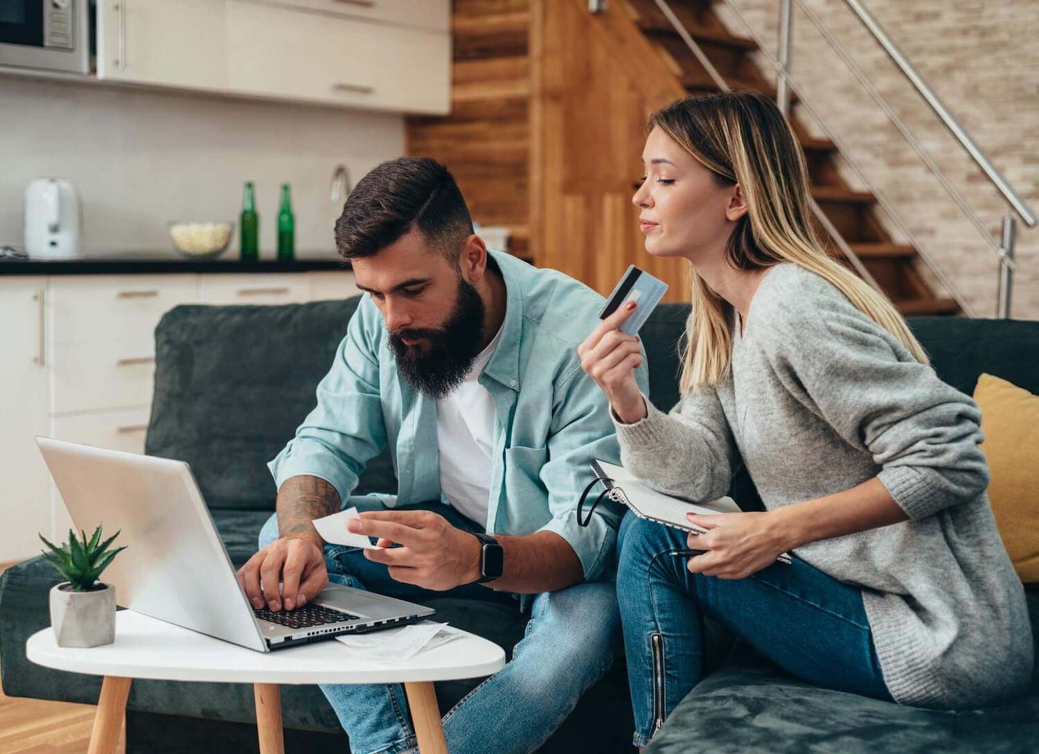 Couple with credit card replying to secure email using Mailock