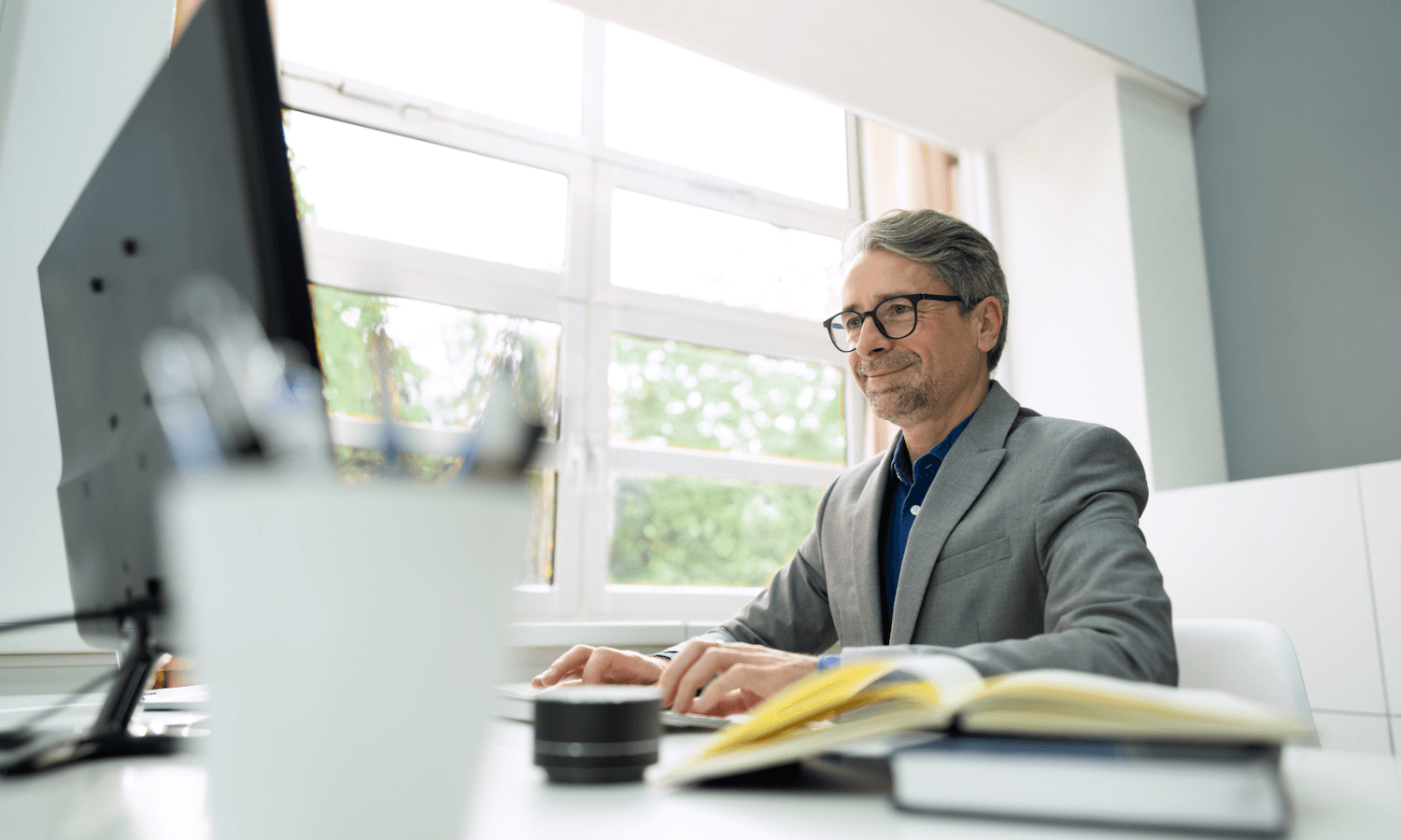 Financial adviser sending secure emails (1)