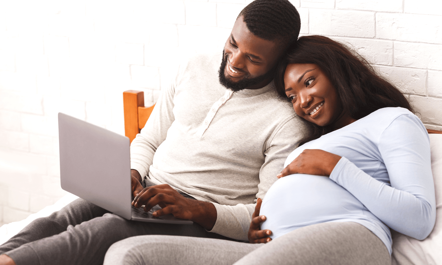 couple receiving encrypted email and replying securely