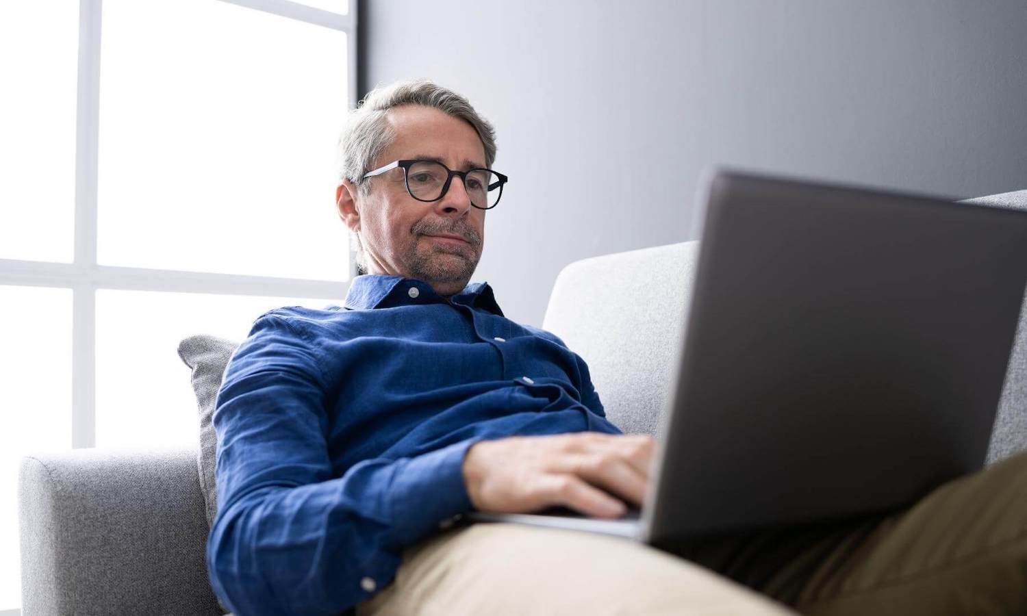 man on sofa receiving secure email
