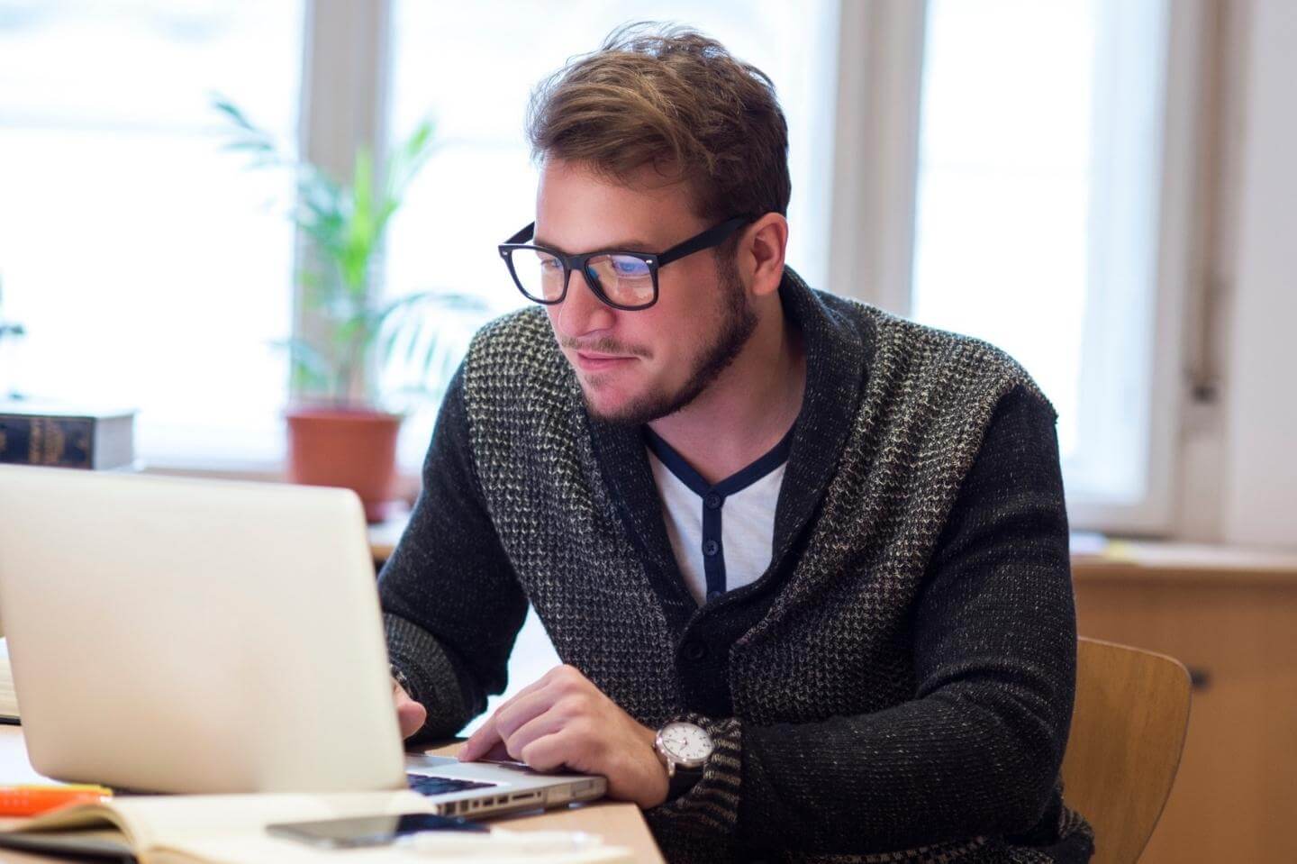 man sending secure emails to his clients using mailock